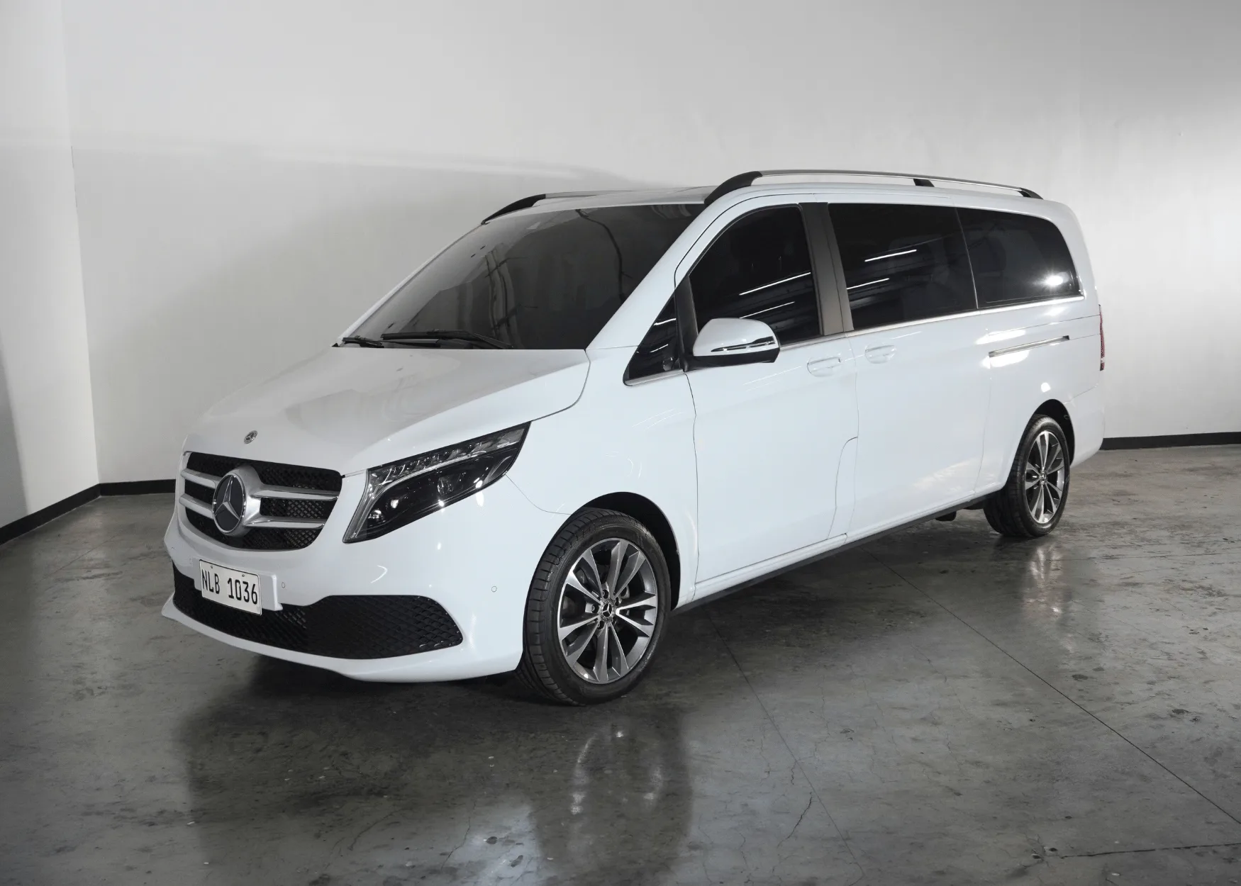 V-Class Exterior Front and Side