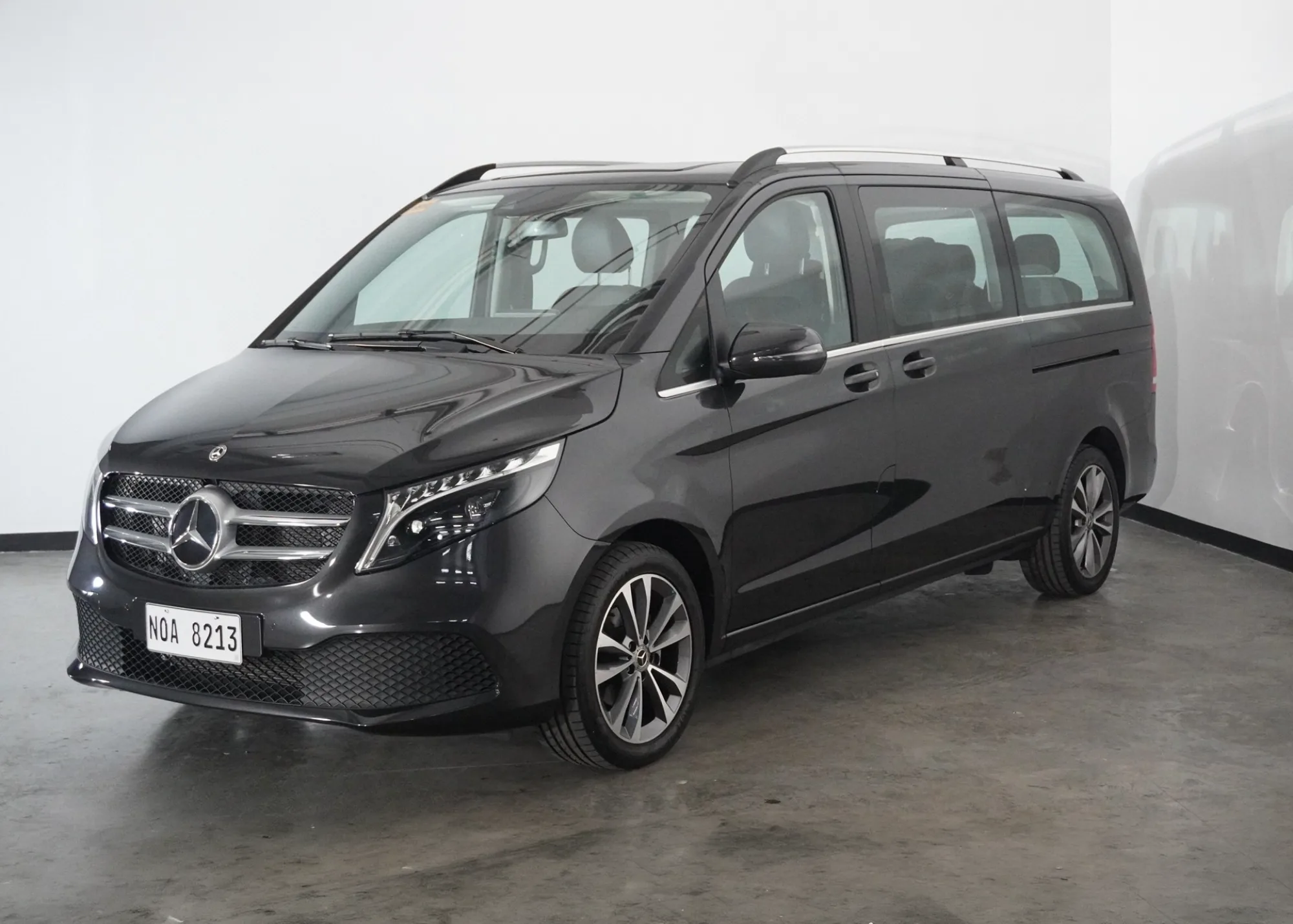 V-Class Exterior Front and Side
